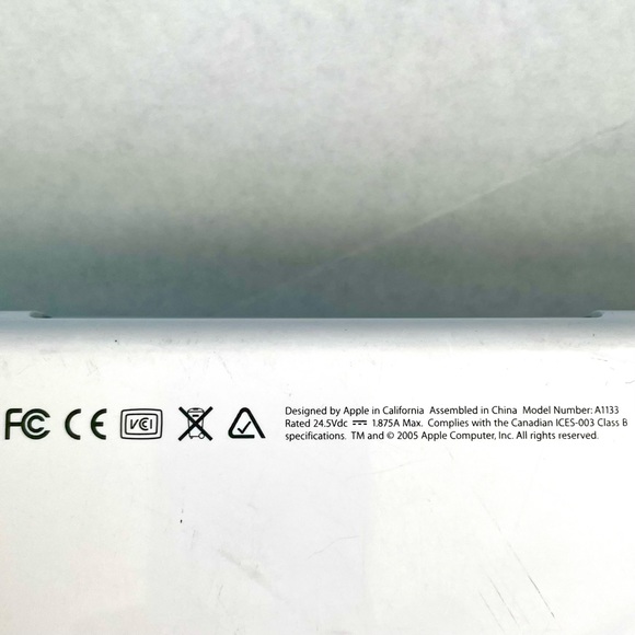 As is iBook G4 Apple 2005 model a1133, all parts in good condition except screen - Picture 10 of 10